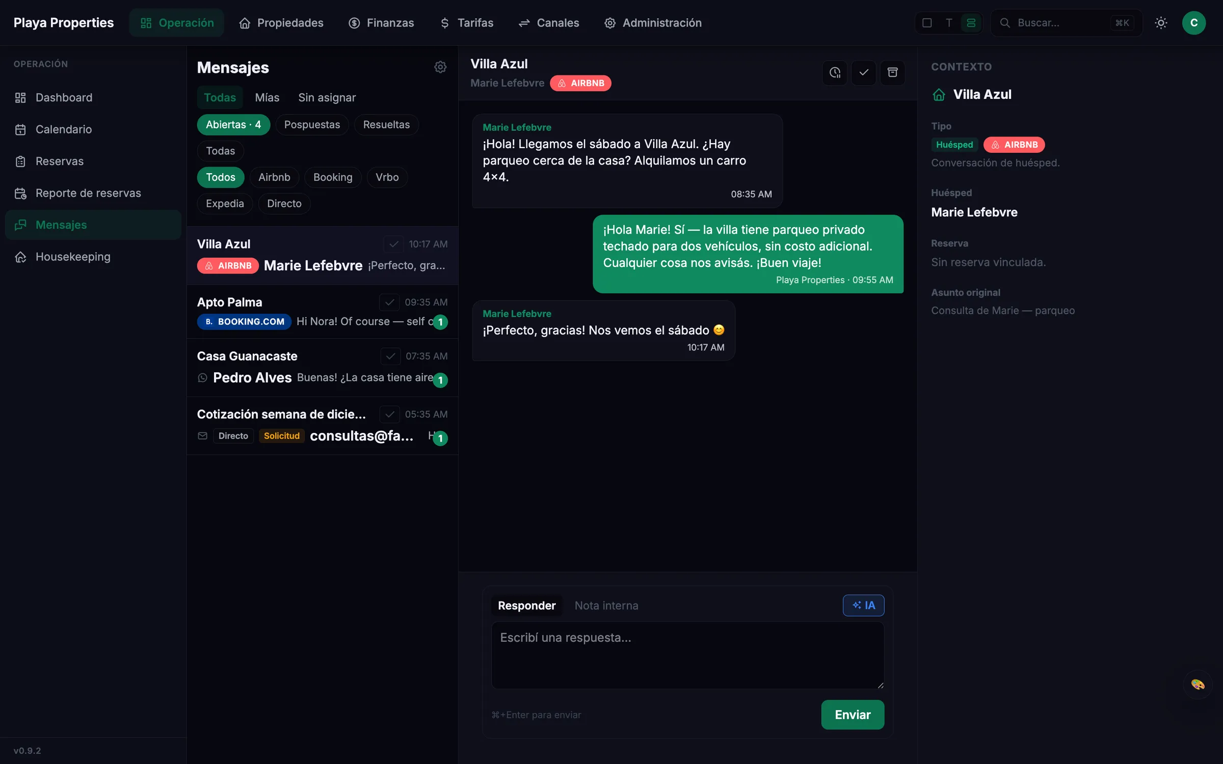 Bandeja de mensajería unificada de HostFlowLab con hilo abierto y botón de borrador con IA